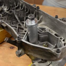 Stahovák ložiska převodovky Easyboost pro MBK Booster Nitro