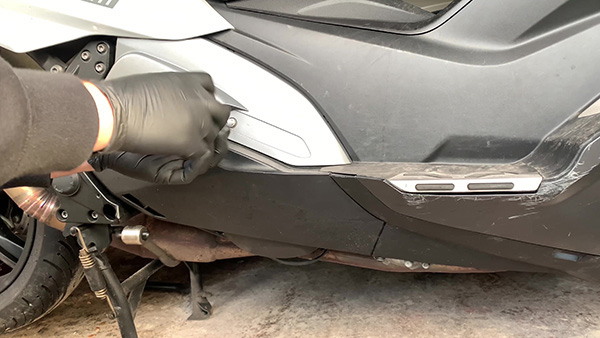 Dismantle the right rear fairings of the BMW C600-C650