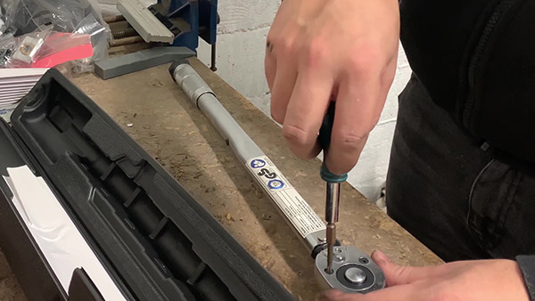 Remove the torque spanner plate (1st screw)