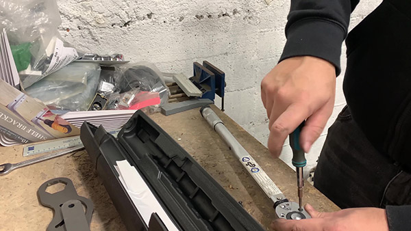 Remove the torque spanner plate (2nd screw)