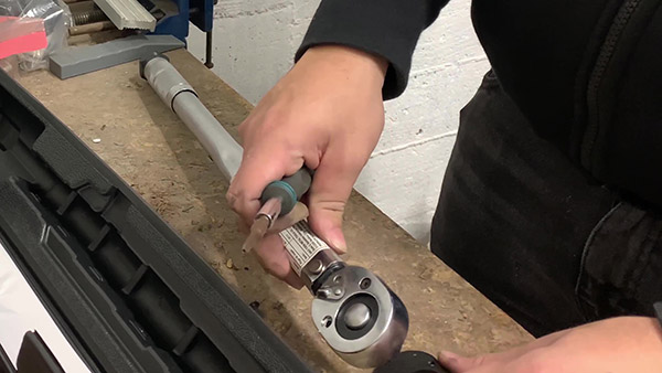 Pull out the end of the torque spanner