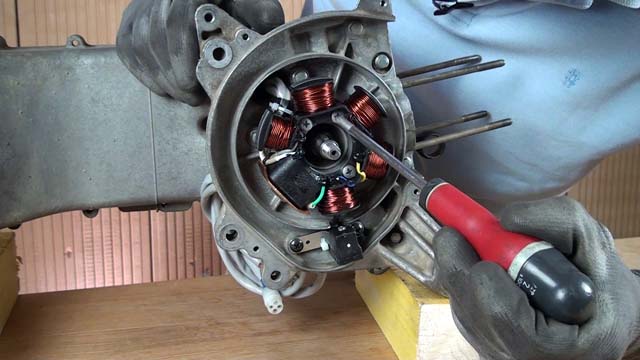 Démontage du stator d'allumage