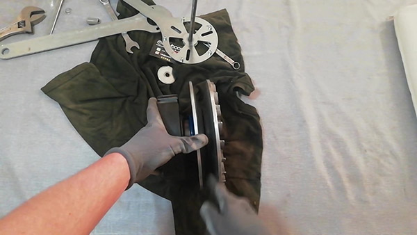 Stenderlo il correttore di coppia per inserire la cinghia.