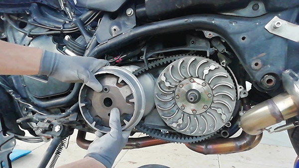 Smontaggio del variatore del Gilera GP 800 o Aprilia SRV 850