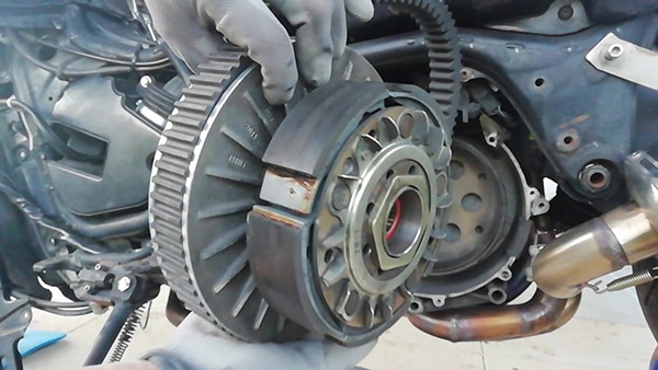 Rimuovere il correttore di coppia-frizione e togliere la cinghia dalla Gilera GP 800 o Aprilia SRV 850