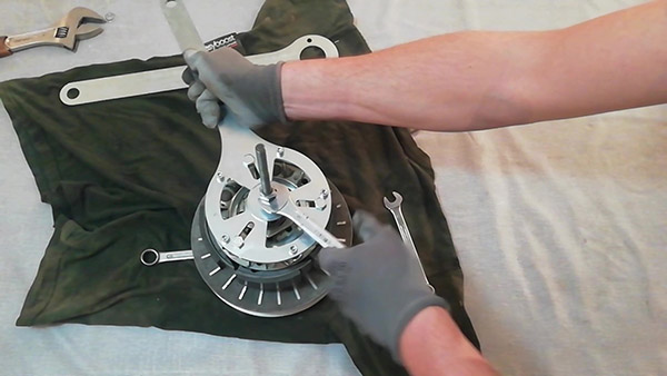 Inserimento dell'utensile per lo sgancio del dado della frizione