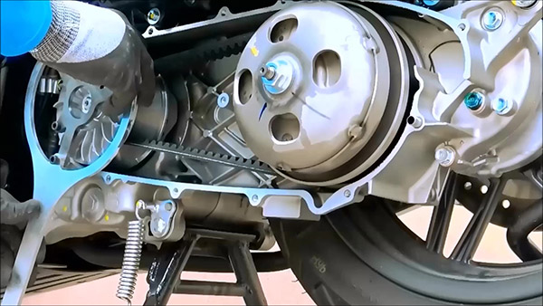 Démonter le carter de variateur et positionner la clé Easyboost