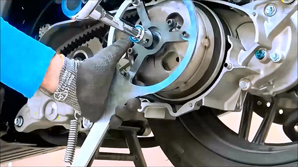 Desserrer l'écrou de la cloche d'embrayage du Honda - Kymco 125
