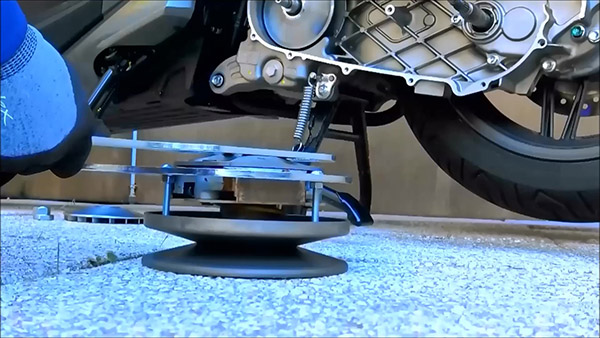 Desserrer l'écrou d'embrayage du Honda - Kymco 125
