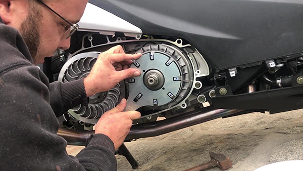 Quitar el variador del Kymco AK 550