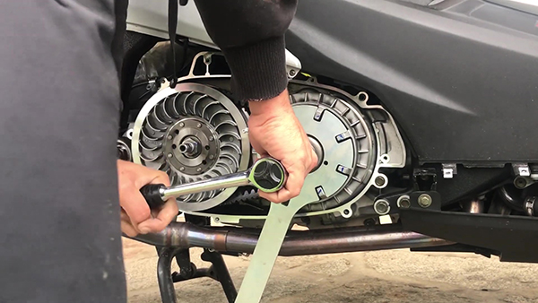 Afloja la tuerca del variador del Kymco AK 550