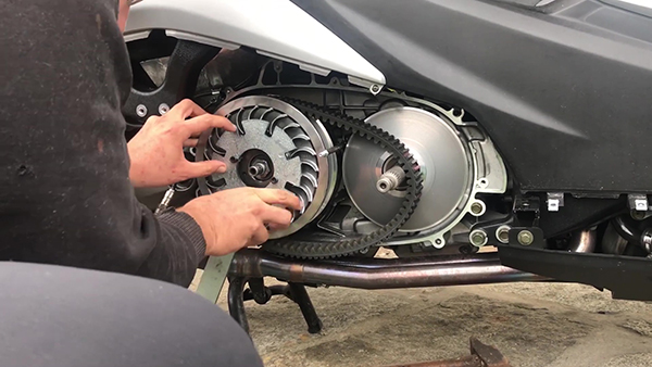 Quita el polea del Kymco AK 550