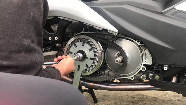 Afloja la tuerca del polea del Kymco AK 550
