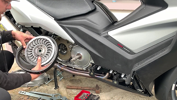 Removing the belt from the Kymco AK 550