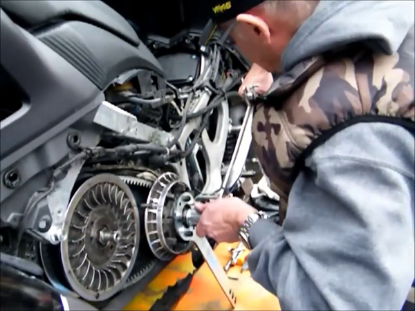 Reinstallare il variatore del TMAX