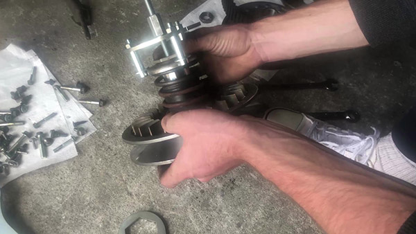 Tighten the nut of the torque drive