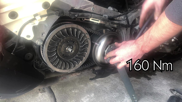 Tighten the variator nut to the torque recommended by the manufacturer.