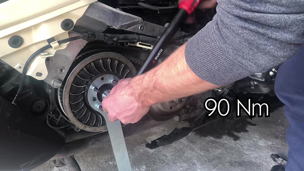 Tighten the nut of the torque corrector to the torque recommended by the manufacturer.