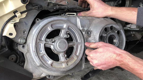 Dismantle the air filter and the TMAX variator housing.