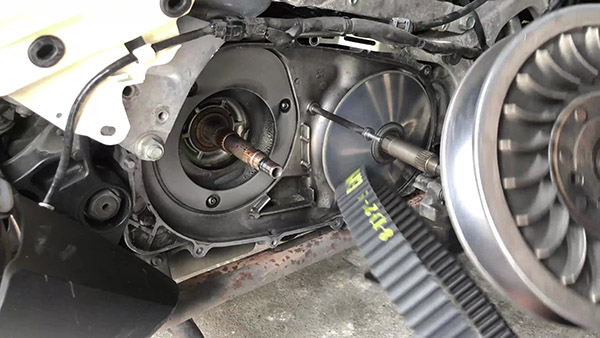 How do I remove and change the belt of the TMAX 500-530-560?