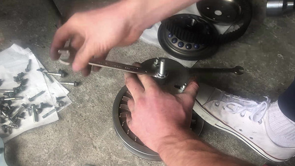 Loosen the thrust spring