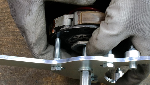 Screw on the clutch nut