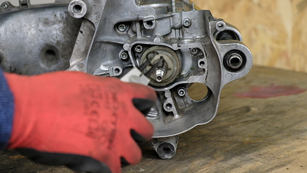 Dismantle the oil pump driver and the circlips