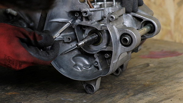 Démonter les carters moteur