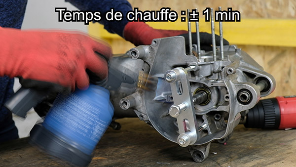 Chauffer le carter côté allumage avec un décapeur thermique
