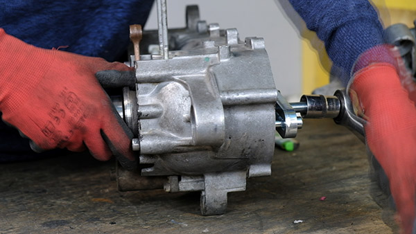 Remove the crankshaft from the crankcase on the variator side