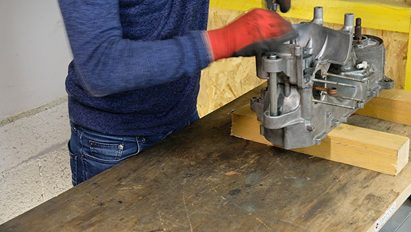 Serrer les vis de fixation du carter moteur