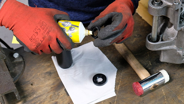 Monter les joints spy dans les carters moteur