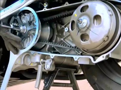 Comment démonter le variateur, embrayage, courroie, galets de Honda - Kymco 125