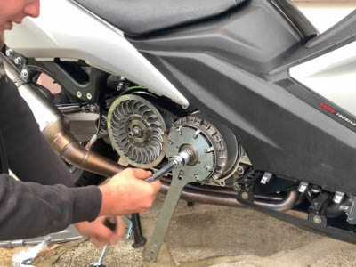 How to disassemble or change variator, belt, rollers of the Kymco AK 550 ?